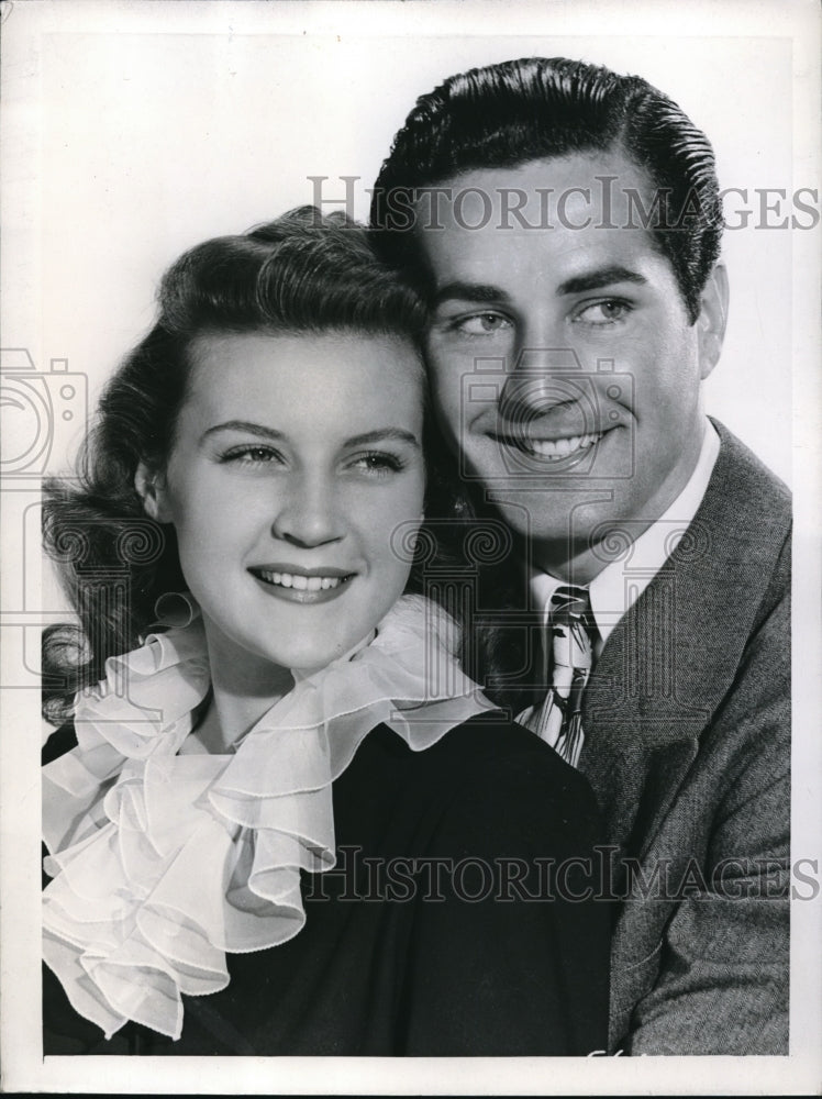 1943 Press Photo Actor George Holmes &amp; Wife Maurine Summers - Historic Images