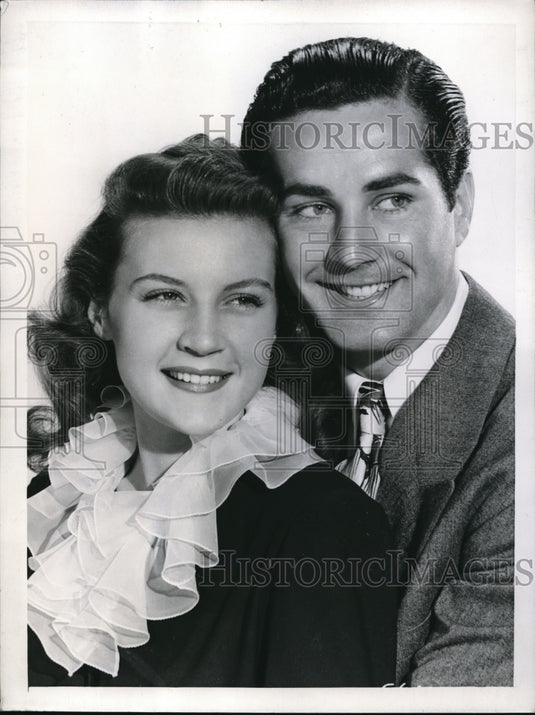 1943 Press Photo Actor George Holmes & Wife Maurine Summers - Historic Images