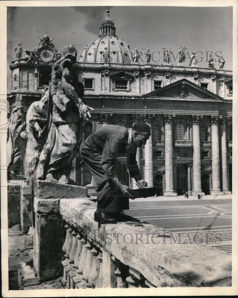 1948 Press Photo Giovanni Segoni, repairs balustrade 180 ft. above St. Peter&#39;s - Historic Images
