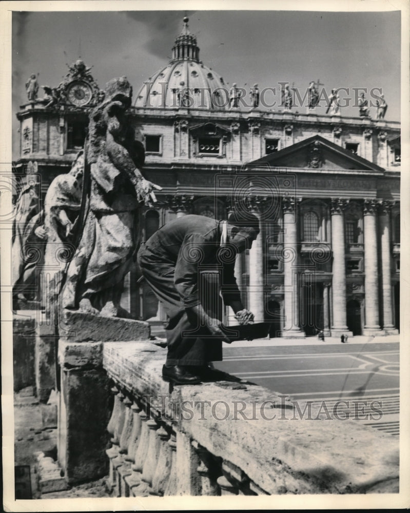 1948 Press Photo Giovanni Segoni, repairs balustrade 180 ft. above St. Peter's - Historic Images