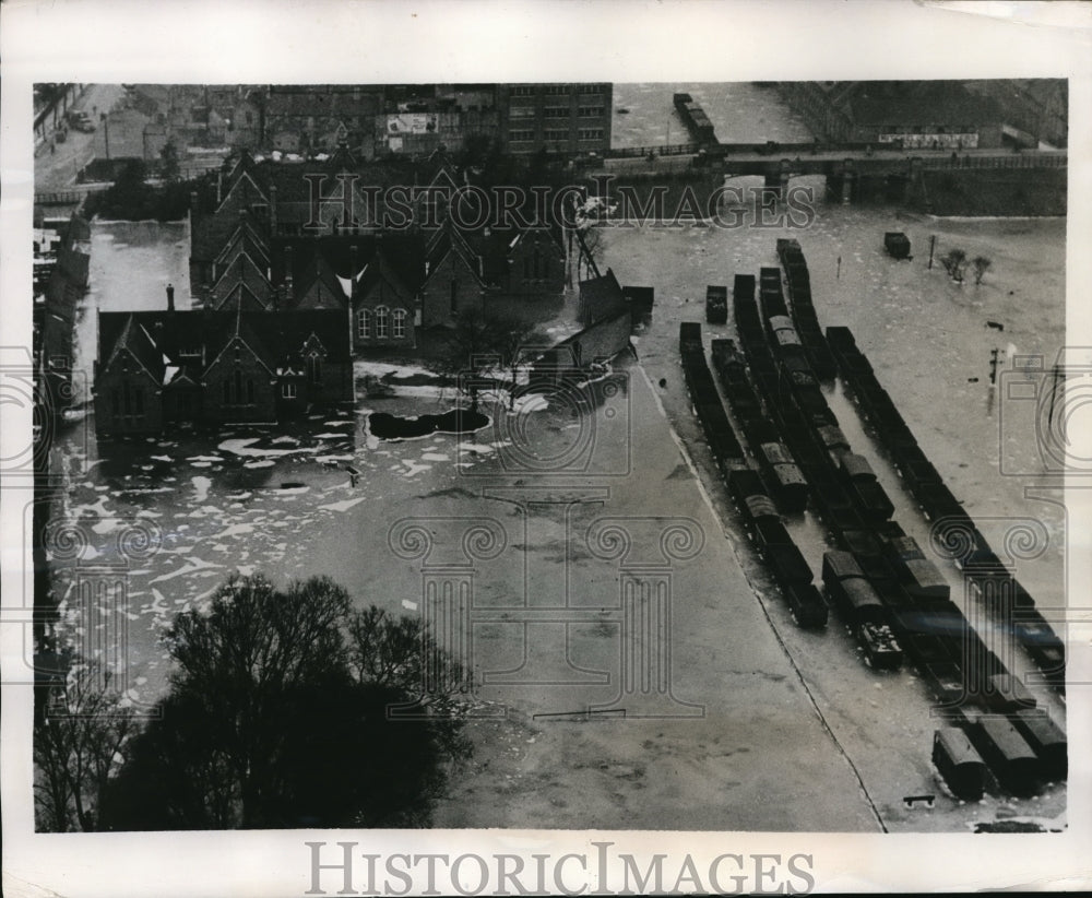 1947 Press Photo Stranded coal cars by flood waters at Bedford, England - Historic Images