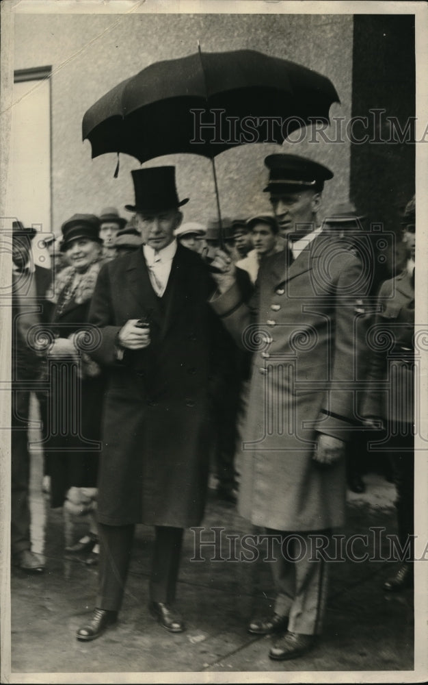 1927 Press Photo Aid Protects Vice President Charles G. Dawes from Rain - Historic Images