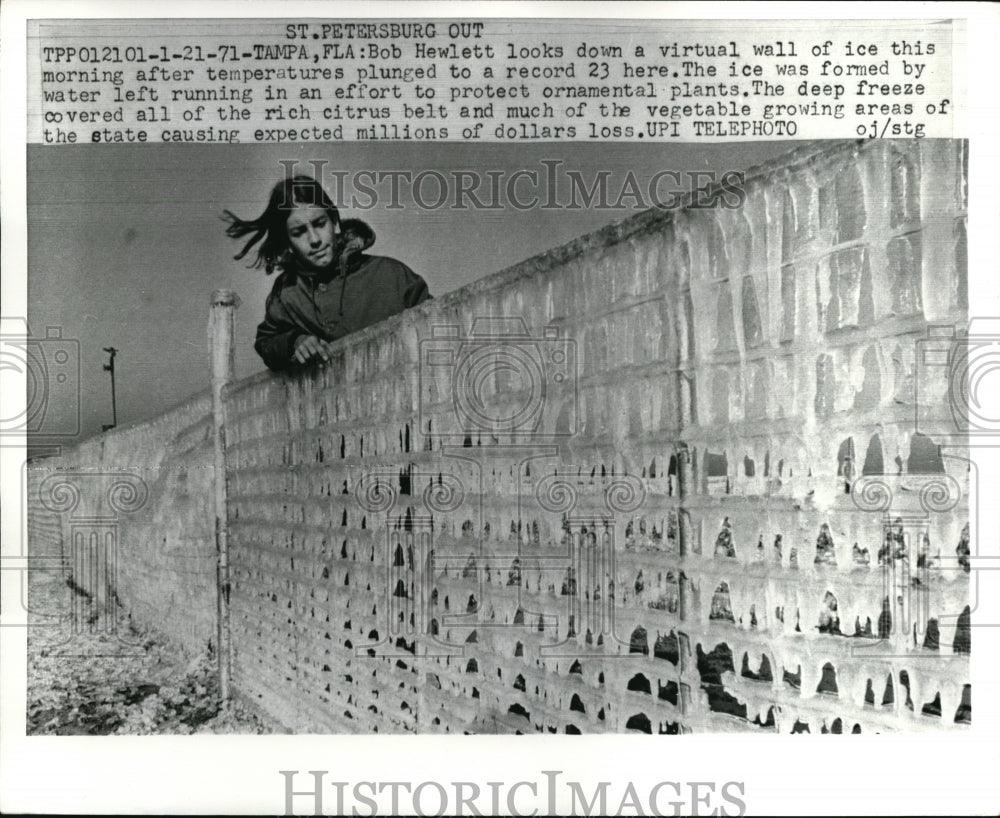 1971 Press Photo Tampa Fla Bob Hewlett &amp; wall of ice when temps dropped - Historic Images