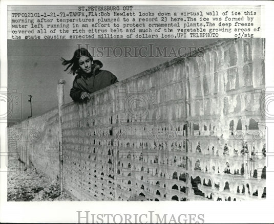 1971 Press Photo Tampa Fla Bob Hewlett & wall of ice when temps dropped - Historic Images