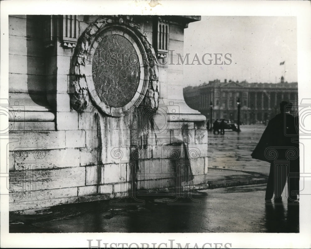 1935 Press Photo Red paint was daubed on the statues in the Place De La Cocorde - Historic Images