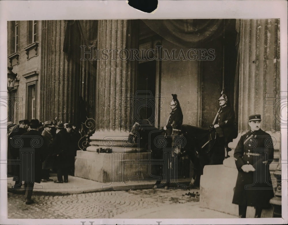 1931 Press Photo Guards outside the gates of Military School in Paris - Historic Images