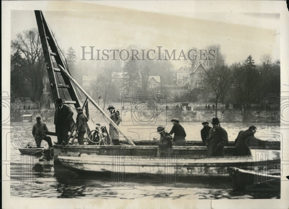 1931 Press Photo Policemen in search for evidences for Richard Wall&#39;s case - Historic Images