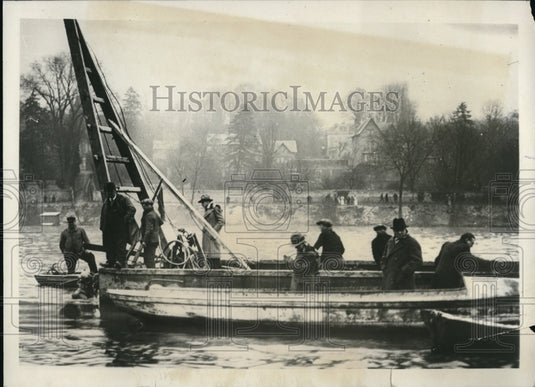 1931 Press Photo Policemen in search for evidences for Richard Wall's case - Historic Images