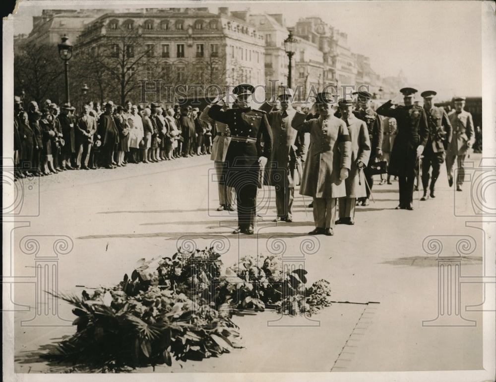 1930 Press Photo Officers Saluting Grave of Unknown warrior at Arc de Triomphe - Historic Images