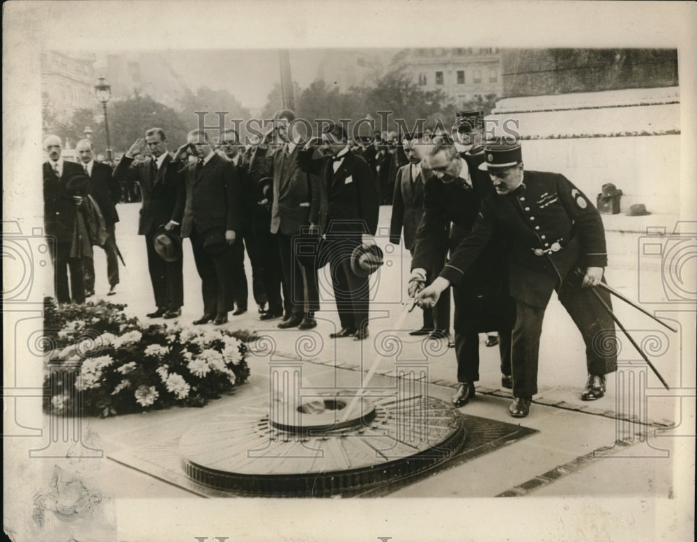 1930 Press Photo J James Bach placed sword and rekindling the flame at the Tomb - Historic Images