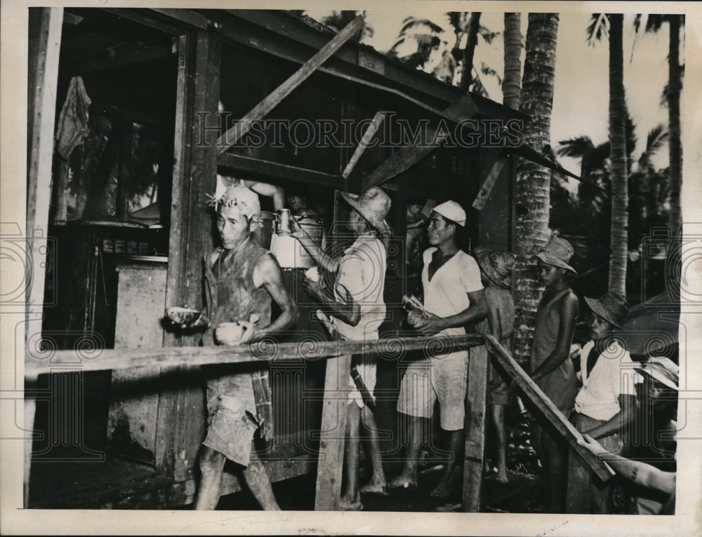 1945 Press Photo Filipino Workmen File Past a Mobile Seabee Kitchen for chow-Historic Images