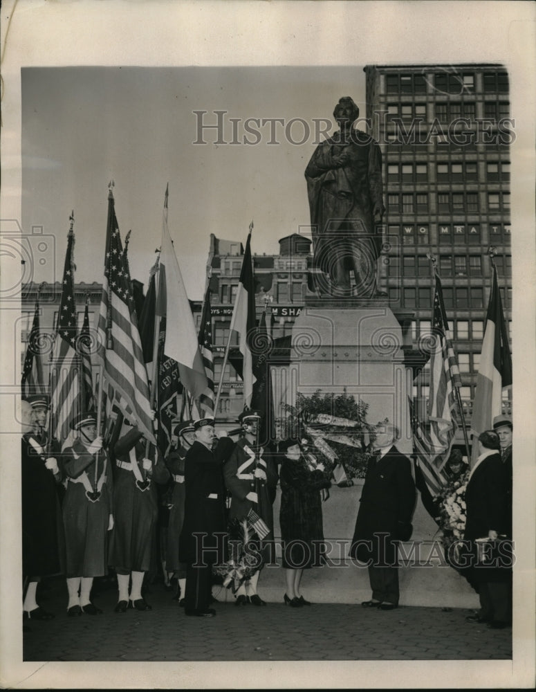 1940 Press Photo Mrs Martha Taft, John R Davies Lay Wreath Lincolns Statue - Historic Images