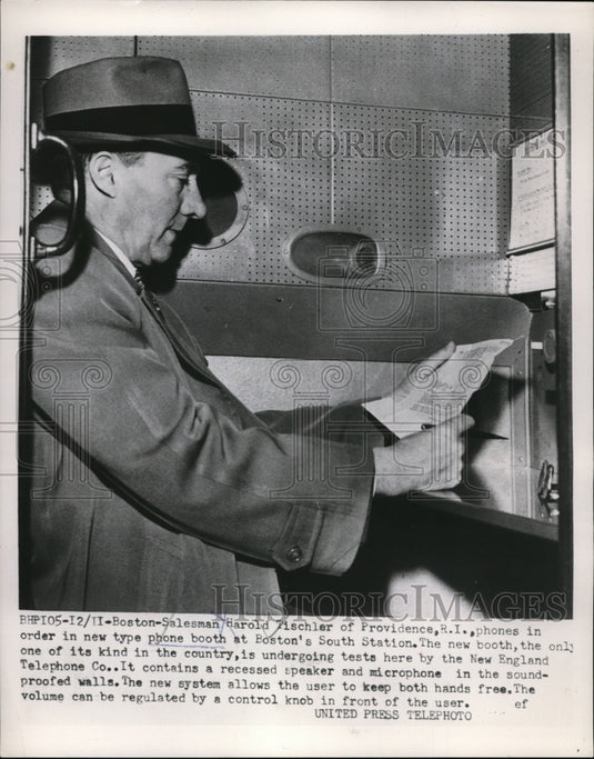 1953 Press Photo Harold Tischler in New Type Phone Booth - Historic Images