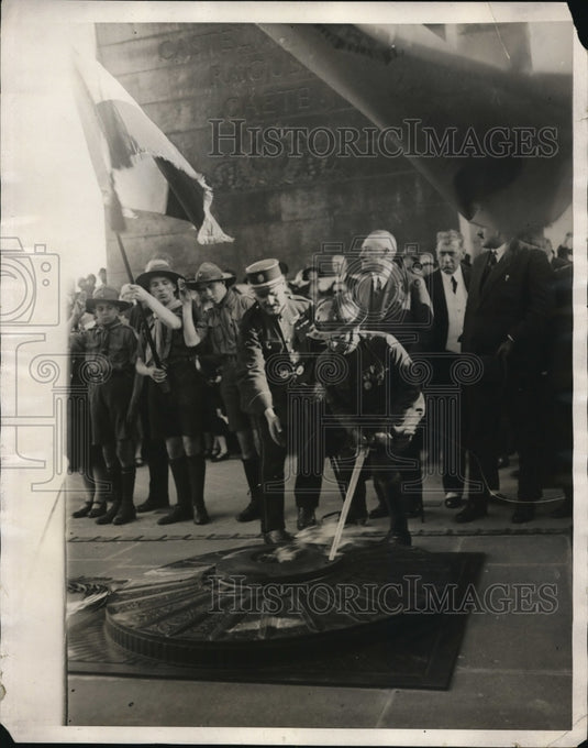 1930 Press Photo American war veteran renews flames of French soldier tomb - Historic Images