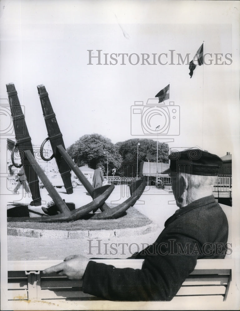 1958 Press Photo Old Sailor sits in Luna Park in Uddevalla Sweden - Historic Images