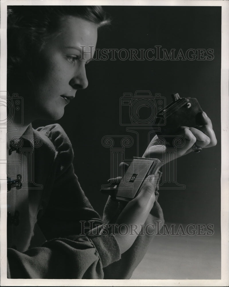 1940 Press Photo Six-ounce electric circuit breaker compared to woman&#39;s compact - Historic Images