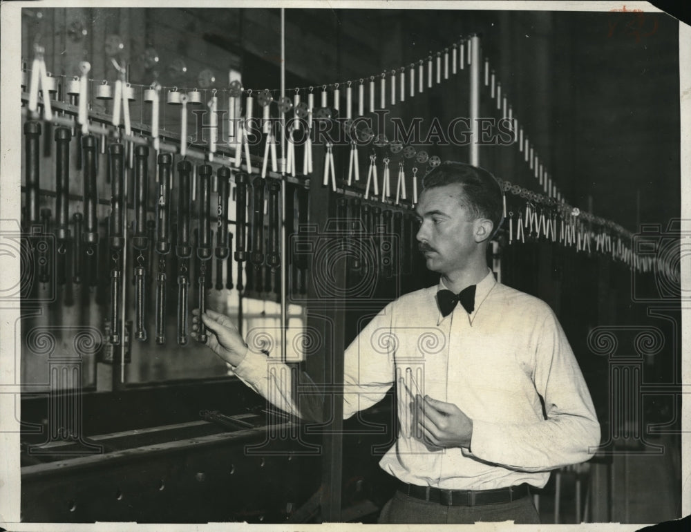 1931 Press Photo Engineer Philip N. Fletcher shows how model bridge is tested - Historic Images