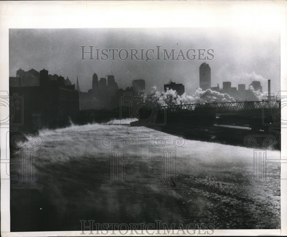 1946 Press Photo The Chicago river with the cold wind - Historic Images