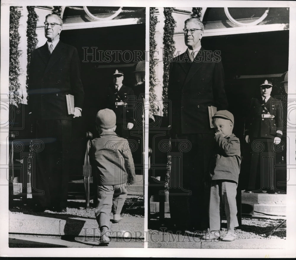 1955 Press Photo King Gustaf Adolf of Sweden &amp; Small Boy Goran in Gaevle - Historic Images