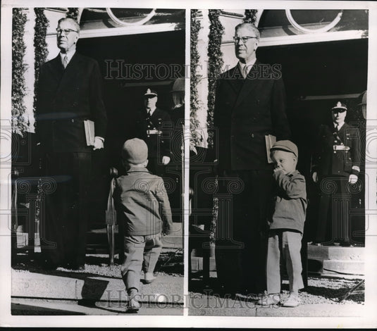 1955 Press Photo King Gustaf Adolf of Sweden & Small Boy Goran in Gaevle - Historic Images