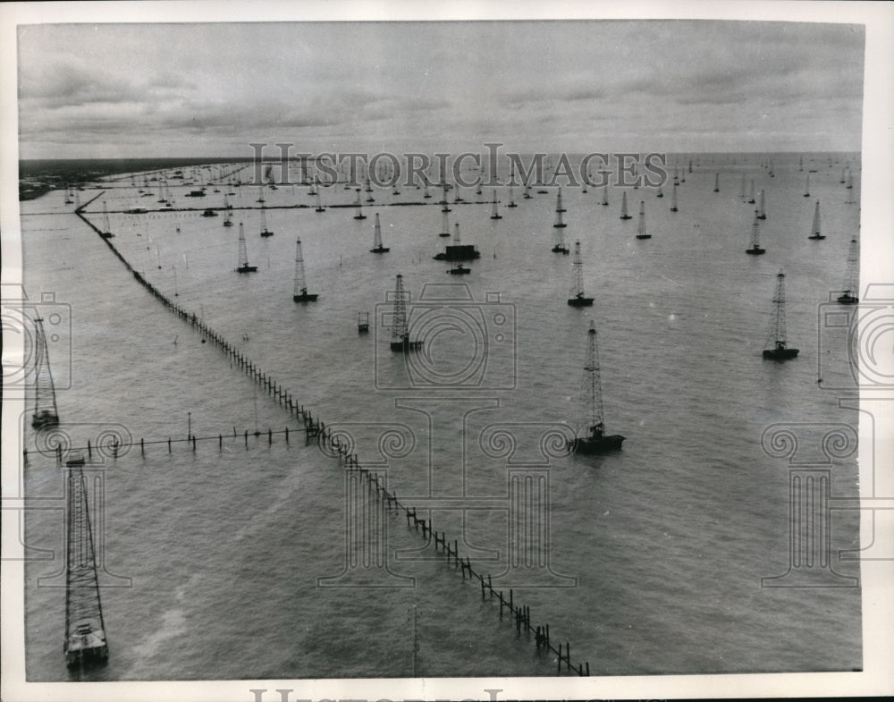 1956 Press Photo Oil Derricks at Lake Maracaibo Venezuela, Operation Little Suez - Historic Images