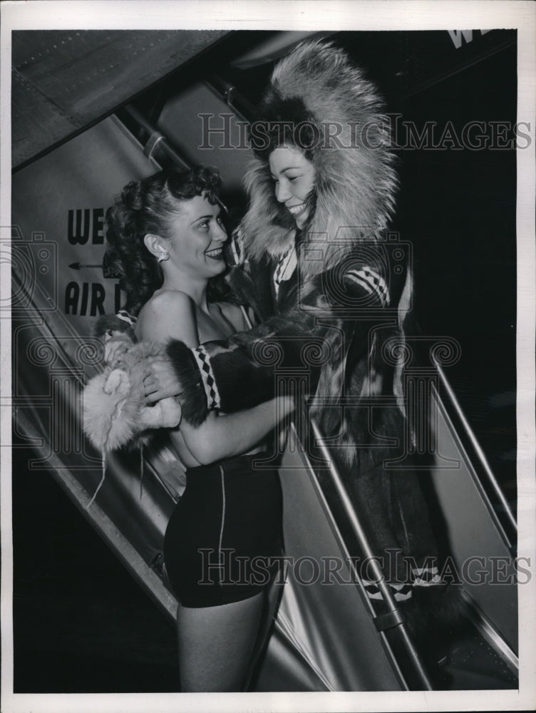 1948 Press Photo Jean Hime &amp; Eskimo Girl Quianna Meet for Hollywood Movie Shoot - Historic Images