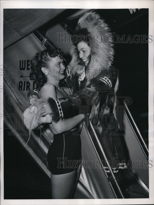 1948 Press Photo Jean Hime & Eskimo Girl Quianna Meet for Hollywood Movie Shoot - Historic Images