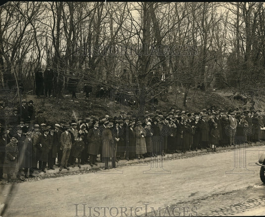 1924 Press Photo Crowds at the Wilson house in Wash DC - Historic Images