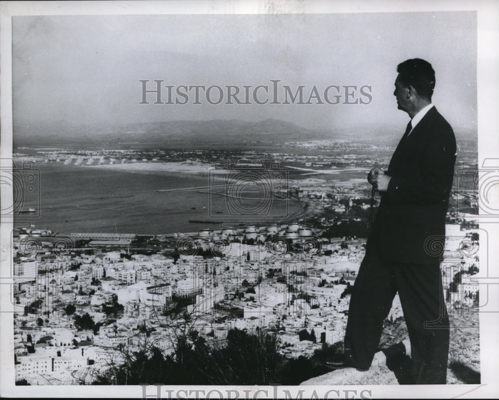 1958 Press Photo Chet Huntley in Haifa Israel - Historic Images