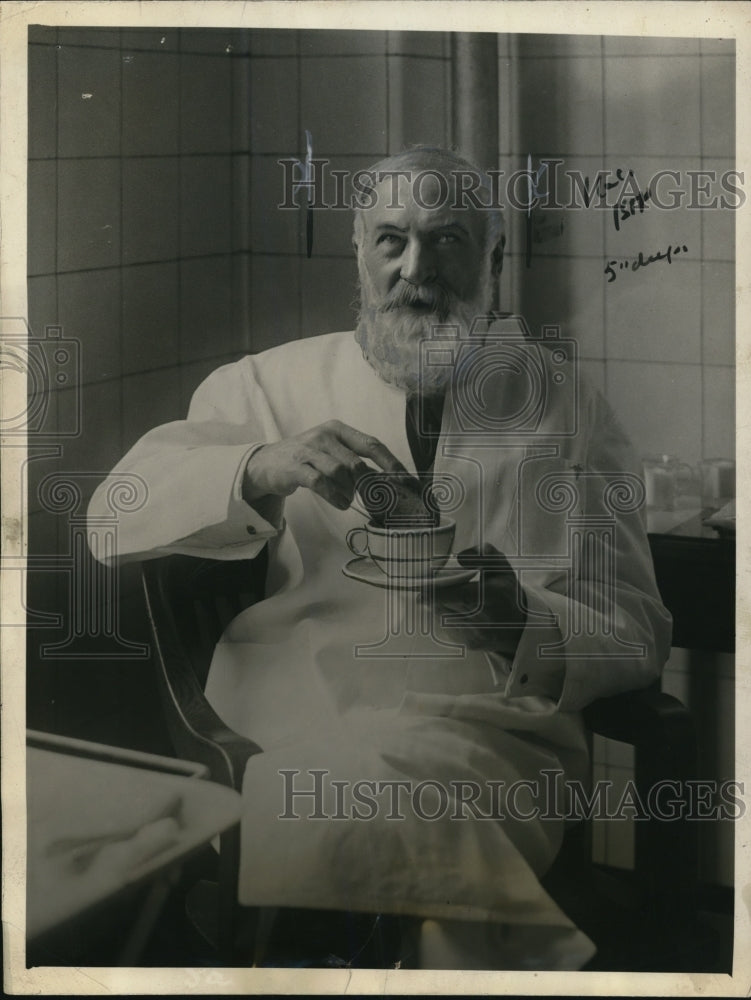 1921 Press Photo DrAdolph Lorenz at clincin in Hospital for joint disease - Historic Images