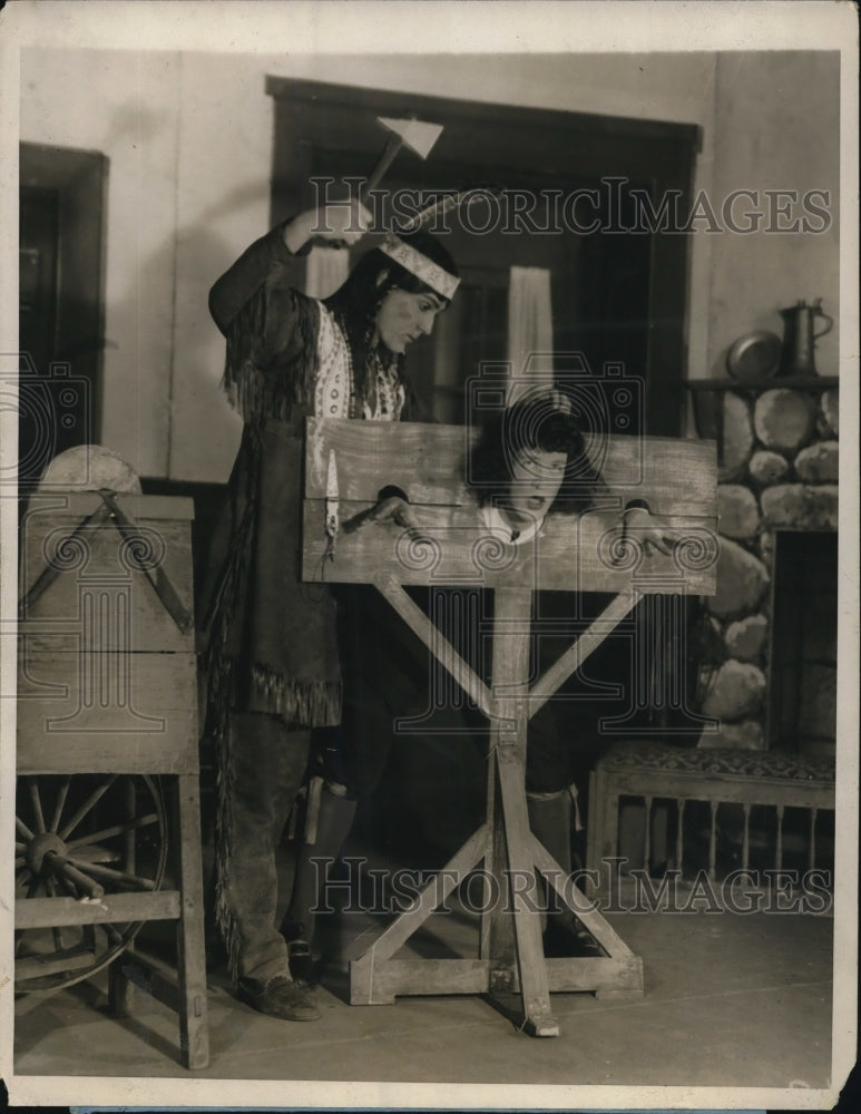 1928 Press Photo Sitting Bull (W.L. Storey) about to tomahawk and scalp Yriah - Historic Images
