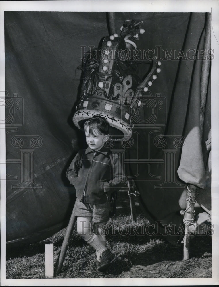 1959 Press Photo London  England, David Warby with King size crown - Historic Images