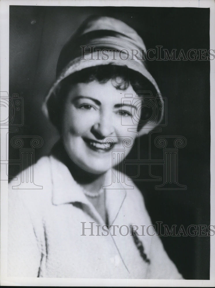 1960 Press Photo Mrs Madelyn Hesy art expert &amp; candy shop owner in NYC - Historic Images