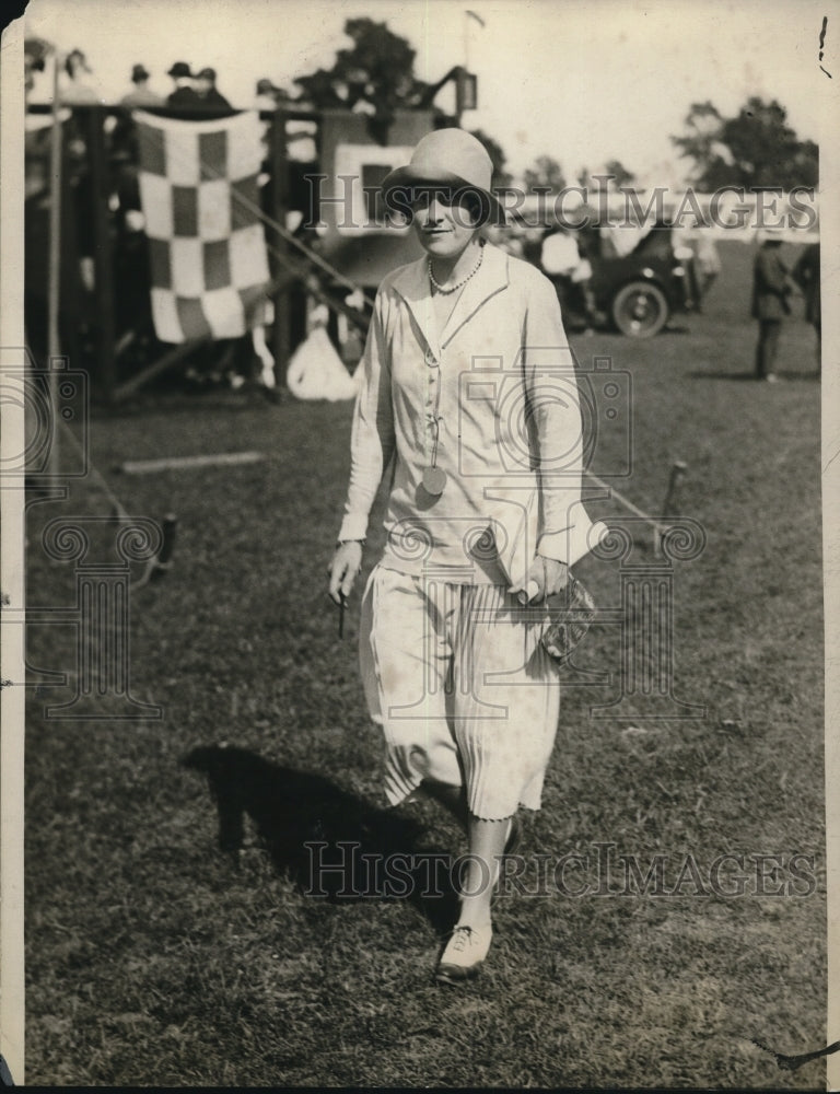 1925 Press Photo Mrs Lois B harrison at Westchester CC in Rye NY-Historic Images