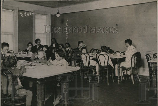 1919 Press Photo Dining Room of the Victoria Apartments - Historic Images
