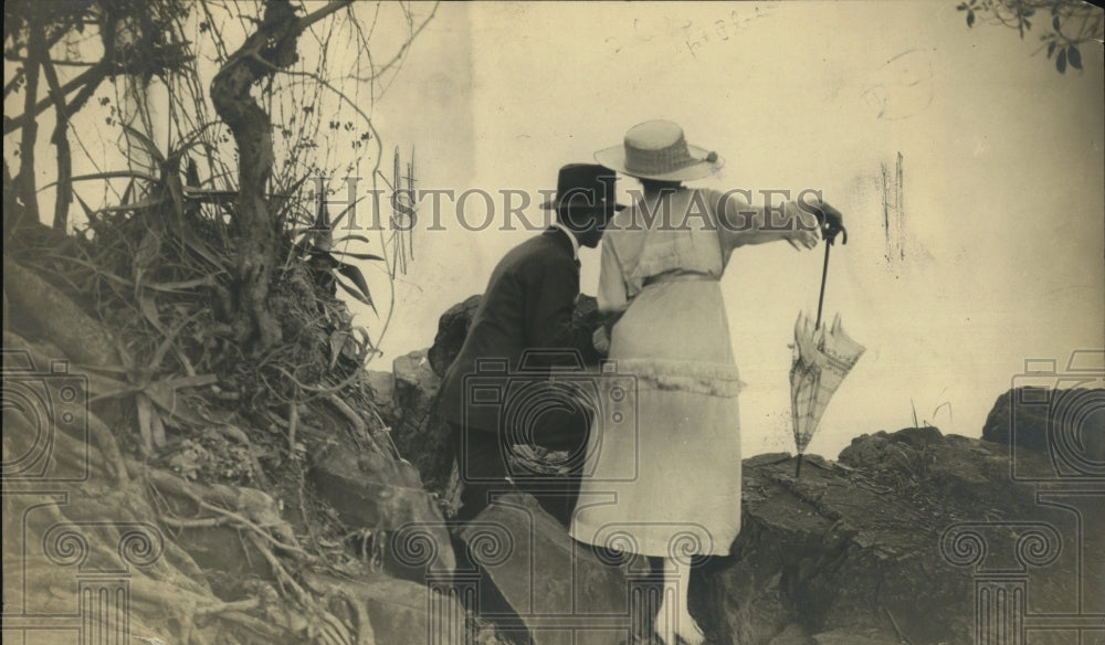 1920 Press Photo Watching Victoria Falls in Africa - Historic Images