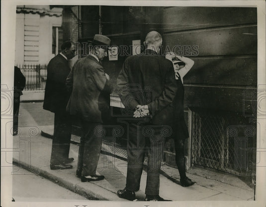 1932 Press Photo Inspectors Nichols, Hunt examine  shop where murder occured - Historic Images