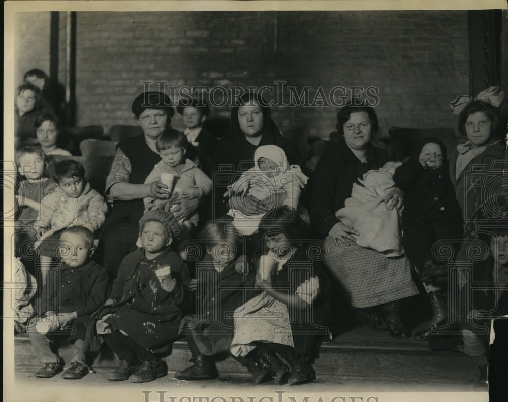 1924 Press Photo Women &amp; children refugees from a fire helped by Red Cross - Historic Images