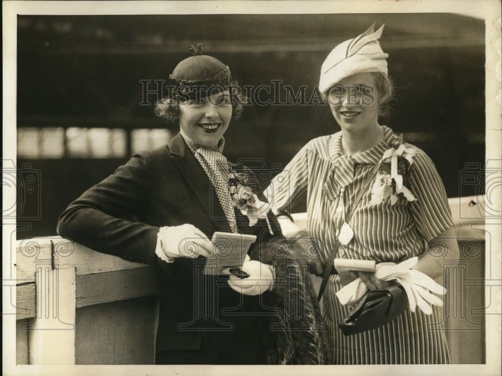 1933 Press Photo Mrs. John Cawell Jr. and Mrs. Curtis Dall at Pimlico - Historic Images