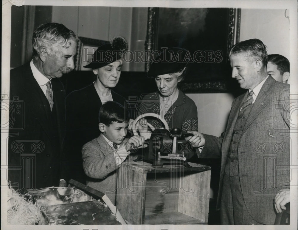 1937 Press Photo Smithsonian Institue in DC AG Bell models, Mrs Fairchild, - Historic Images