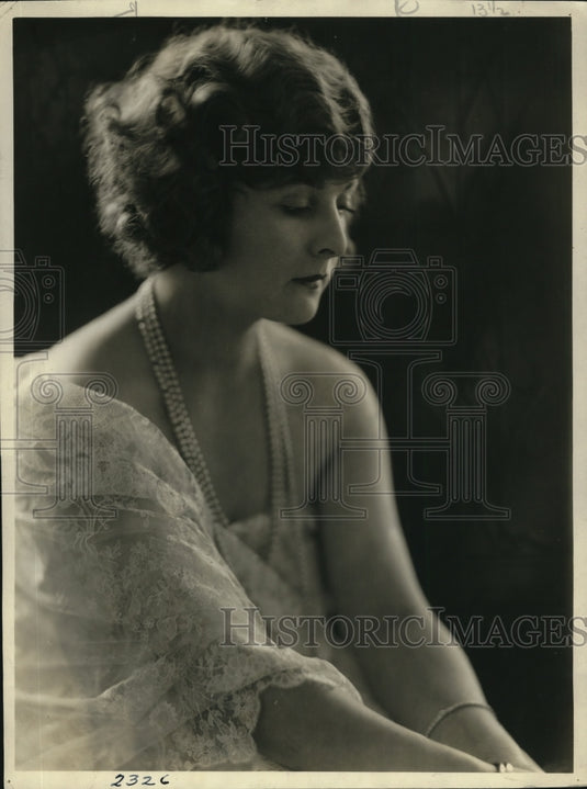 1923 Press Photo Mrs Alfred Carler wife of Belgian war vet of NYC - Historic Images