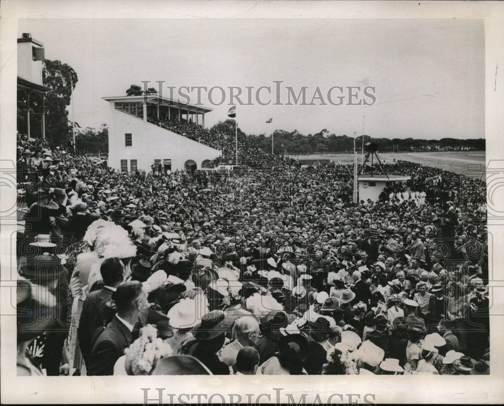 1947 Press Photo Race-goers at Kenilworth Racecourse, Cape Town, South Africa. - Historic Images