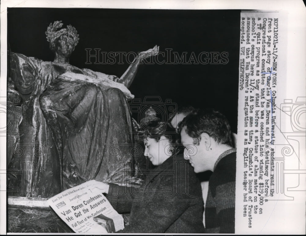 1959 Press Photo NYC Columbia Univ students  read of Charles Van Doren - Historic Images