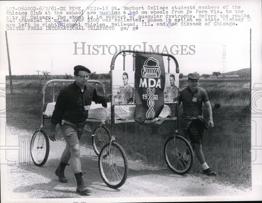 1961 Press Photo Michael Thielen and Bob Cikanek College Students Push Bed - Historic Images