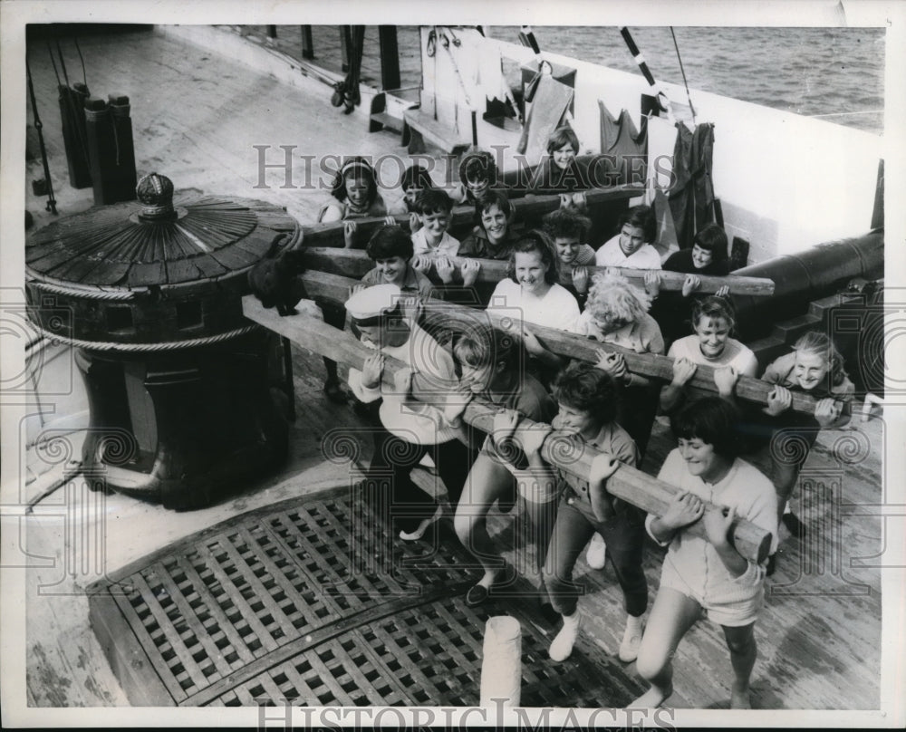 1959 Press Photo Portsmouth, Finland Girl Sea Rangers rurning Capstan - Historic Images