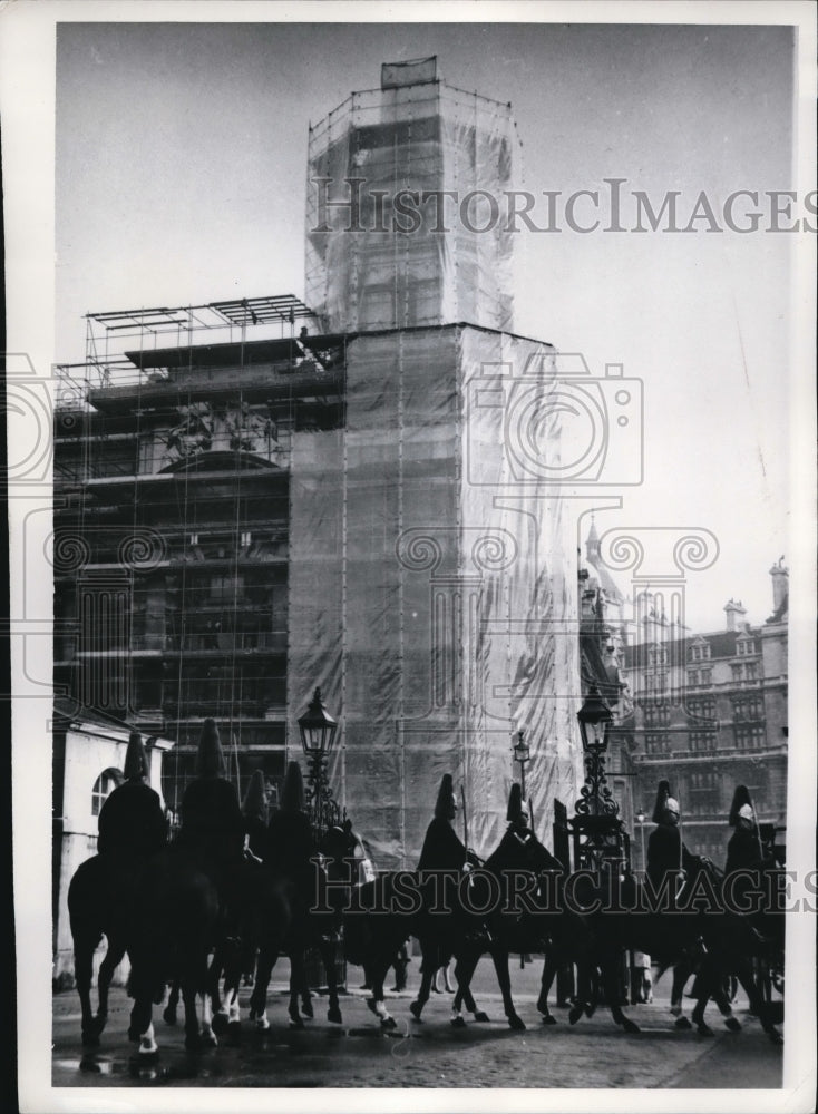 1969 Press Photo Britain&#39;s Famed Horse Guards ride to the palace - Historic Images