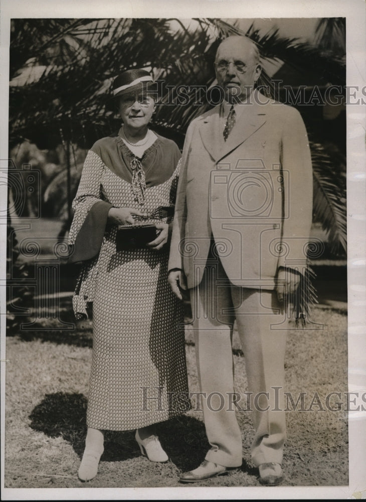 1934 Press Photo Mr &amp; Mrs CS Coup in the gardens of Flamingo Hotel, Miami Beach - Historic Images