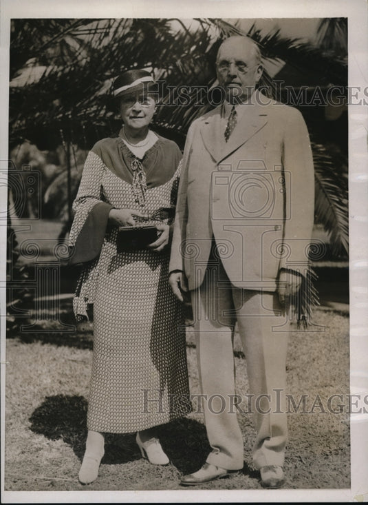 1934 Press Photo Mr & Mrs CS Coup in the gardens of Flamingo Hotel, Miami Beach - Historic Images