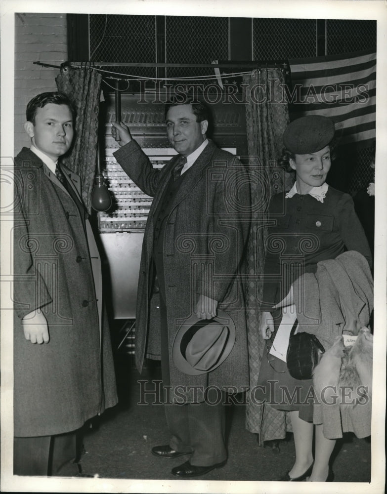 1941 Press Photo Philip with Mr & Mrs Wendell Wilkie voting - Historic Images