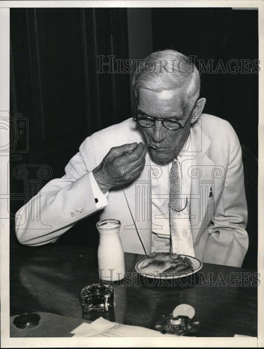 1936 Press Photo Dr. Francis E. Townsend Eats Snack at Cleveland Court - Historic Images